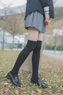 [风之领域] NO.021 学妹户外黑丝1(50P)-户外,长筒袜