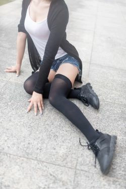 [风之领域] NO.043 黑丝大胸时尚少女户外 写真集(50P)-牛仔,长筒袜