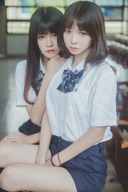 [萝莉COS] 桜桃喵&疯猫ss《JK百合》(43P)-校服,姐妹花,JK
