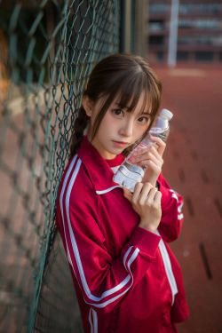 动漫博主Kitaro_绮太郎 红色运动服女孩(13P)-校服