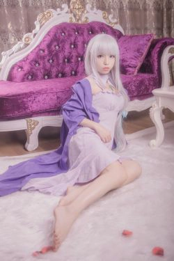 [Cosplay写真] 萌妹白易子教主 - RE从零开始的异世界生活 艾米莉娅(10P)-COS