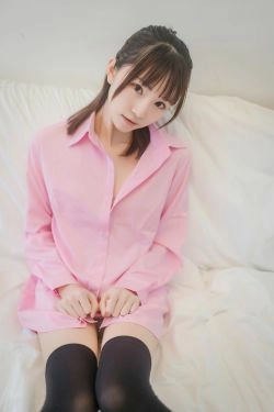 [网红COSER] 动漫博主Kitaro_绮太郎 - 粉色衬衫(38P)-衬衫,长筒袜