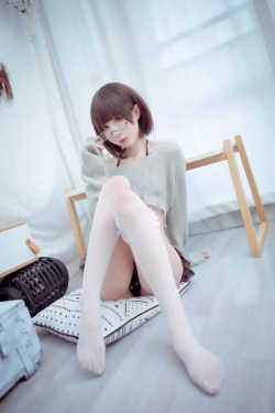 [网红COSER] 西园寺南歌 - 私房(9P)-毛衣,眼镜
