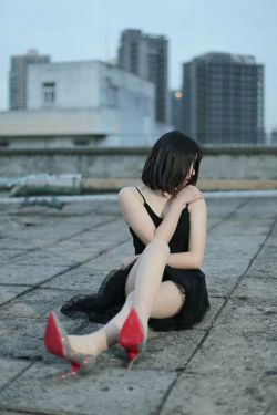 [奈丝] NO.060 喵璃 从白昼到黑夜，在天台吹吹风(39P)-美腿