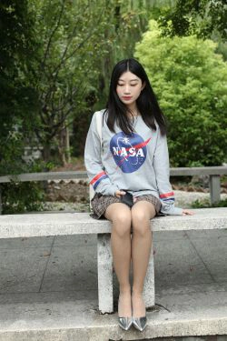 [奈丝] NO.147 翼宁 长腿石凳上的软妹(38P)-丝袜