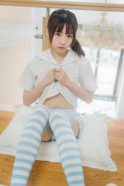 [Cosplay] 动漫博主Kitaro_绮太郎 - 蓝白条纹袜(42P)-萝莉