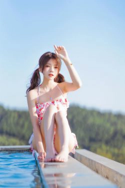 [COS福利] 桜桃喵 - 甜甜之草莓泳衣(17P)-海边