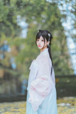 [COS福利] 桜桃喵 - 温柔之汉服银杏(10P)-古典