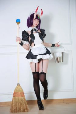 [网红COSER写真] 动漫博主G44不会受伤 - 酒吞女仆(16P)-女仆