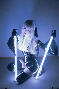 [网红COSER写真] 动漫博主脱尾巴Mizuki - 修女(27P)-COS