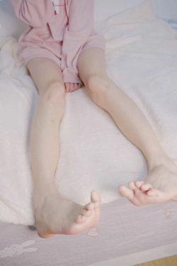 [网红COSER写真] 萌妹子眼酱大魔王w - 裸足(17P)-美足