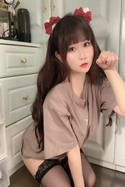 [网红COSER写真] 蜜桃少女是依酱呀 - T恤底下(31P)-少女,性感