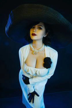 [网红COSER写真] Uy Uy - Lady Dimitrescu(26P)-巨乳