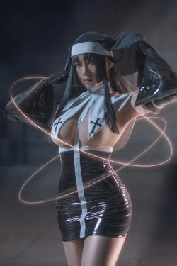 [网红COSER写真] 动漫博主uki雨季 - 修女黑胶衣(12P)-COS