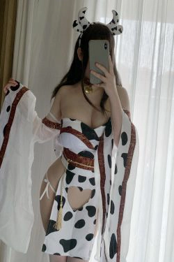 [网红COSER写真] 蜜桃少女是依酱呀 - 牛牛和服(34P)-COS
