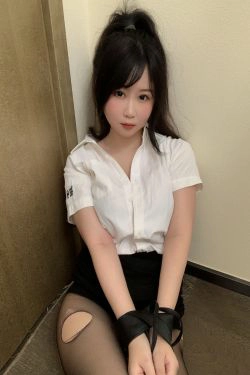 [福利COS] 蜜桃少女是依酱呀 - 刚入职的新人(40P)-黑丝