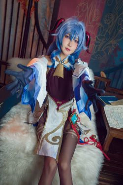 [福利COS] 动漫博主阿包也是兔娘 - 舰长 原神甘雨(30P)-COS