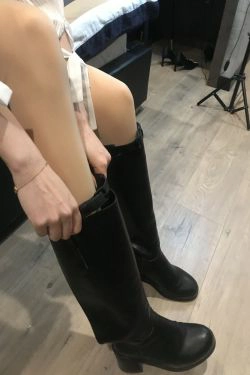 丝足博主麋鹿_Monroe 2020.03.02 皮裙肉丝(40P)-长靴,黑丝