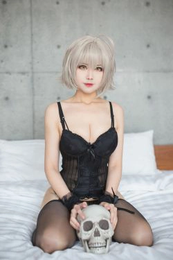 [福利COS] Coser萱-KaYa - 黑贞 黑呆毛下着(51P)-床上