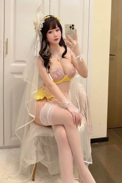 [福利COS] 蜜桃少女是依酱呀 - 丰满的一月(60P)-RU