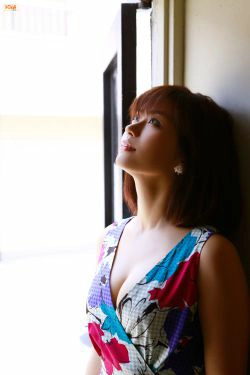 安枝瞳《きれいで刺激的なお姉さん》 [Bomb.TV] 2015年07月号(65P)-短发,惊艳,妩媚