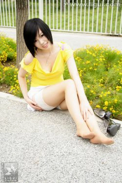 Model 幕子《草地上展现多姿美腿》 [丽柜LiGui] 丝足写真图片(33P)-超短裙,美腿,短发,美臀,清新,丝足