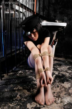 Model 文静《监狱捆绑之惊心动魄》 [丽柜美束LiGui] 美腿玉足写真图片(47P)-丽柜美束,SM